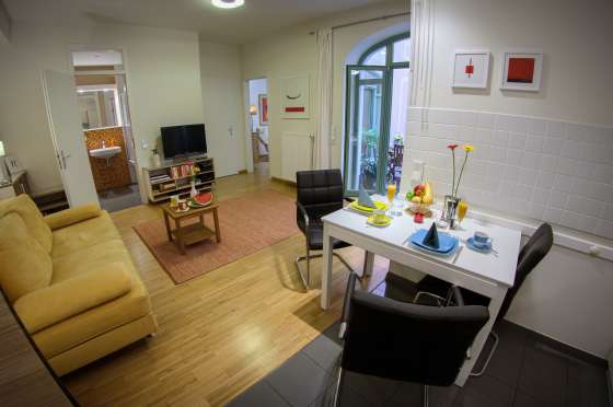 Blick aus der Küche in Wohnzim