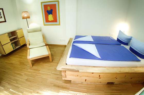 Großes Bett im Schlafzimmer