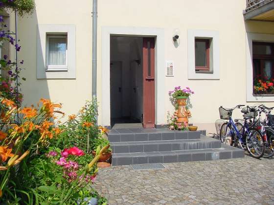 Das Gästehaus, Eingang