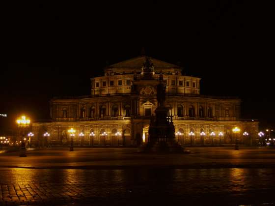 Die Semperoper bei Nacht